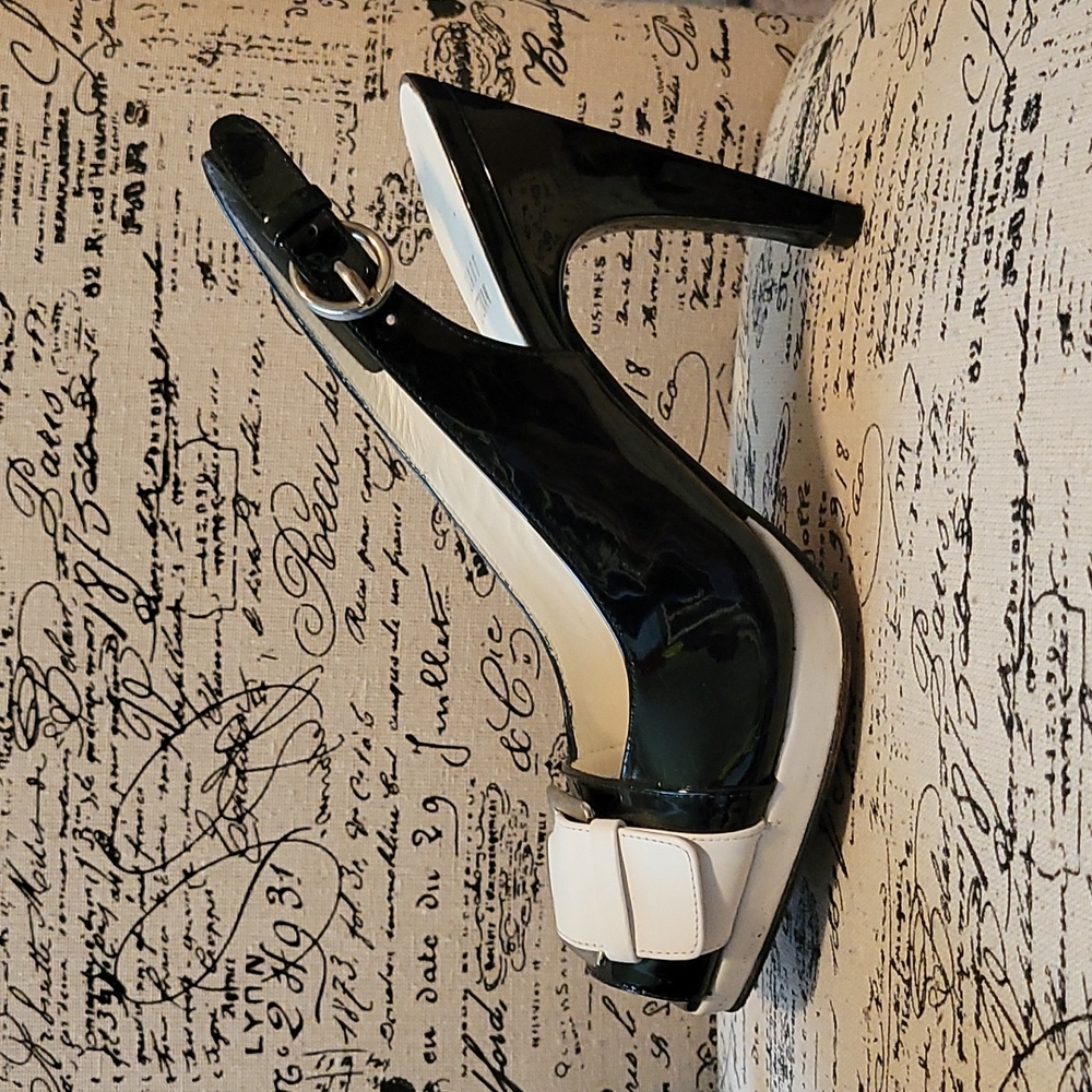 Stuart Weitzman - Picture 3 of 3